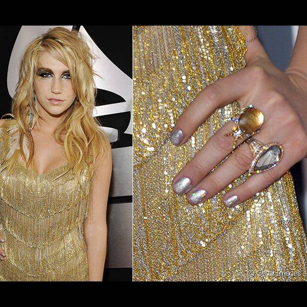 Como adora um brilho nas unhas, Ke$ha escolheu um prata metalizado para acompanhar seu look poderoso no Grammy de 2010